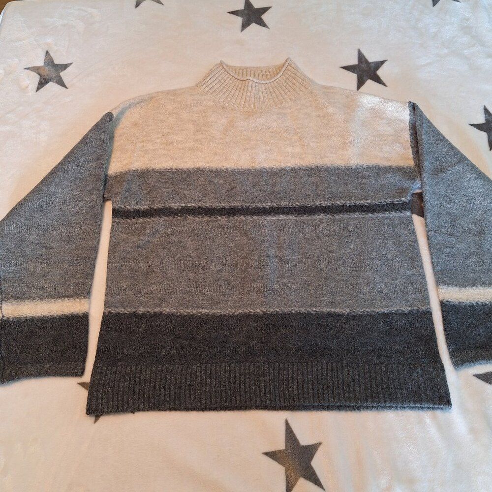 Universal Thread Sweater Women Size Small Gray Cream Striped Comfy Soft Preppy